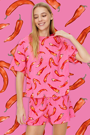 Trendyol Collection Rózsaszín 100% pamut szabadidő mintás kötött pizsama szett rövidnadrággal THMSS24PT00002