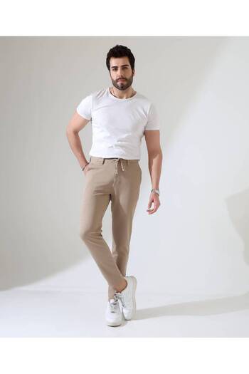 Genel Markalar Bej Jogger Erkek Pantolon – Şıklığı ve Sadelik Zarafetle Buluşuyor