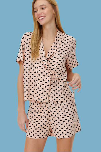 Trendyol Collection Detail vazby na pudrové srdce Tkaná pyžamová souprava s viskózovými šortkami THMSS24PT00003