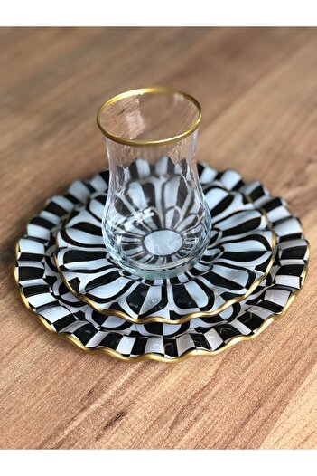B&M Daisy Patterned Curved 18 Piece Tea Enjoyment Set