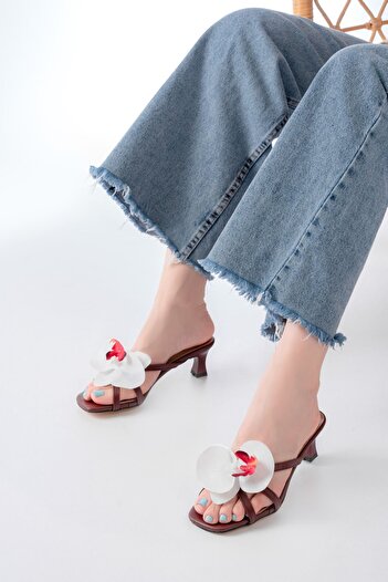 infon shoes creation S-622 Γυναικείες παντόφλες με λεπτό τακούνι με λεπτομέρεια μπορντό ορχιδέας