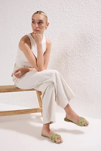TRENDYOL SHOES Olejově zelené pletené dámské slaměné pantofle TAKSS25TE00030