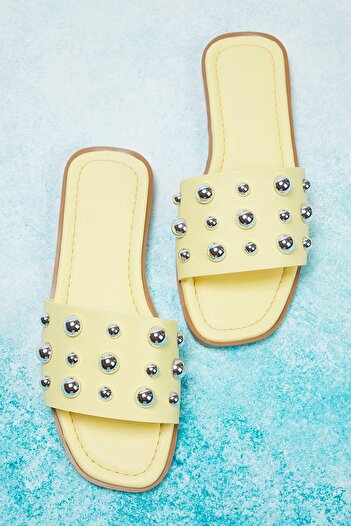TRENDYOL SHOES Stílusos női papucs sárga ezüst Trok Stone TAKSS25TE00013