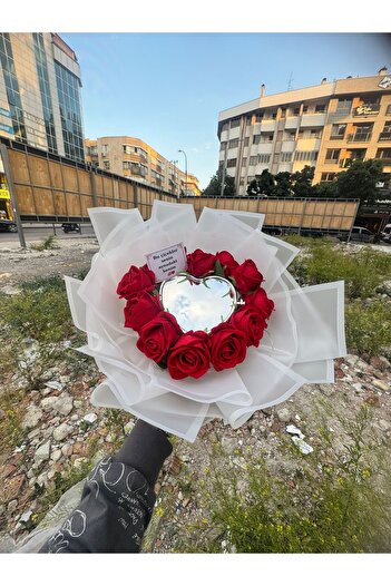 Elif "Bu güller senin aynadaki benim "buketi
