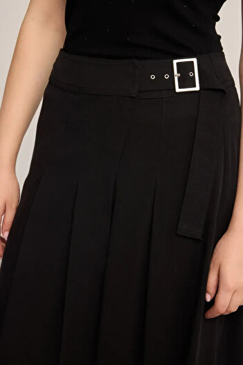Gusto Buckle Pilica Long Skirt - Black