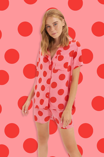 Trendyol Collection Gewebtes Pyjama-Set mit fuchsiafarbenen, gepunkteten Viskose-Shorts THMSS20PT0306