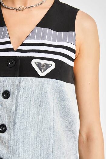 its basic Women's Gray Color Fabric Denim Fragmented Front Button Zero Sleeve Design Denim Vest