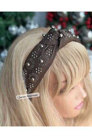 QUEEN AKSESUAR Luxury Metallic Staple Stone Pearl Processing Motif Denim Fabric Thick Knot Women's Crown Dark Coffee Wide Crown