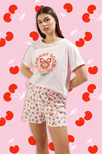 Trendyol Collection Rosa gestricktes Pyjama-Set aus 100 % Baumwolle mit Kirschmuster und Shorts THMSS25PT00101