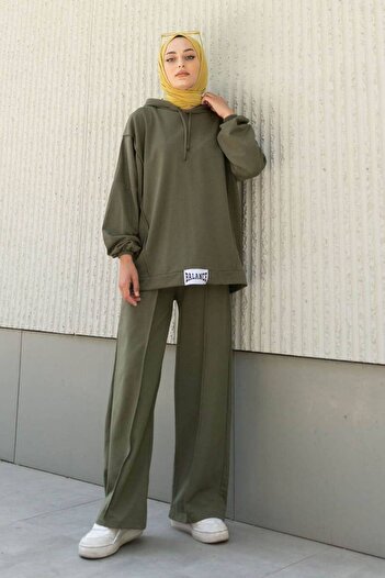ONE WAY FASHION A distinctive sports set with an elegant design and luxurious material made of soft double crepe fabric.