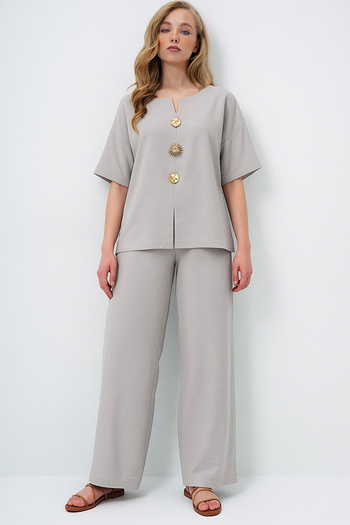 Trend Alaçatı Stili Women's Gray V-Neck Metal Gold Button Detailed Aerobin Linen Blouse and Trousers Set Alc-X14122