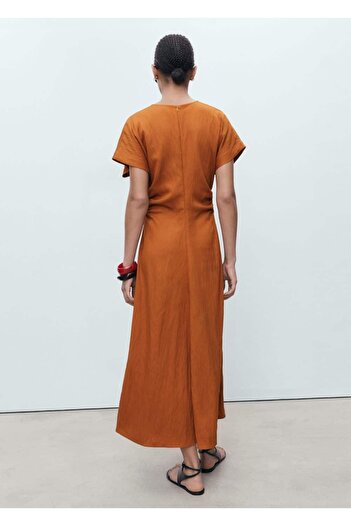 MANGO Woman Yanları büzgülü midi dress