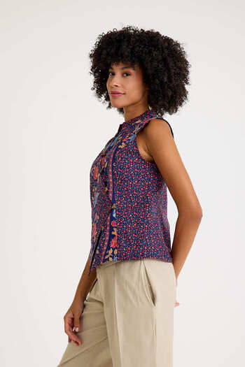 Los banditos Magnificent Collar Cross Buttoned Tank Top