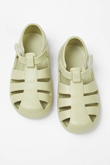 TRENDYOL SHOES Olejově zelená plochá podrážka s kulatou špičkou Dětské uzavřené mřížkové sandály TAKSS25SD00069