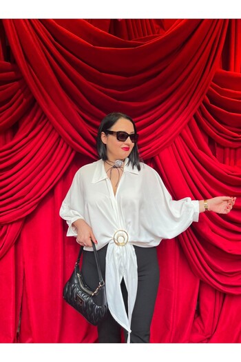 Vio Moda Büyük Beden Blouse with Gold Accessories