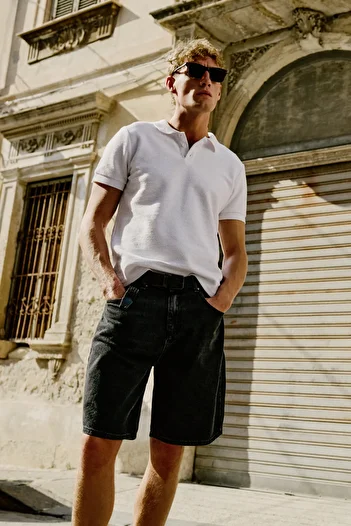 Trendyol Collection Limitovaná edice bílého trička s krátkým rukávem, silnou texturou a knoflíkovým polo límcem TMNSS23PO00018