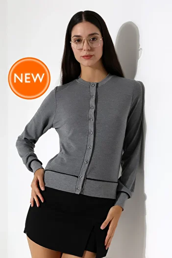 Şiir Raye Women's Soft Textured Ribbed Crew Neck Buttoned Long Sleeve Knitted Cardigan - Smoked