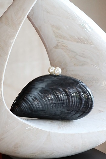 Moom Bag Women's Black Acrylic Mussel Chain Shoulder Bag