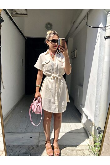 Gözde Tasarım Butik KADIN BEJ RENGİ GÖMLEK YAKA DÜĞMELİ KUŞAKLI SAFARİ TARZI CEPLİ KISA KOL YAZLIK FLAM KETEN ELBİSE