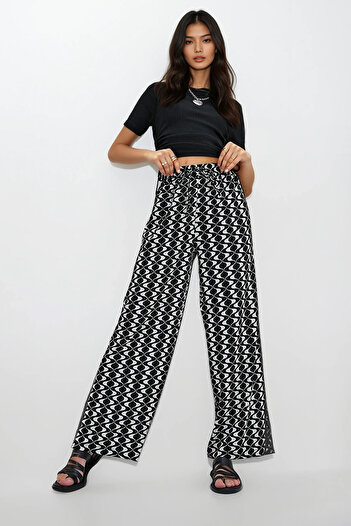 Trend Alaçatı Stili Women's Black Ecru Patterned Relaxed Cut Woven Trousers ALC-X6528