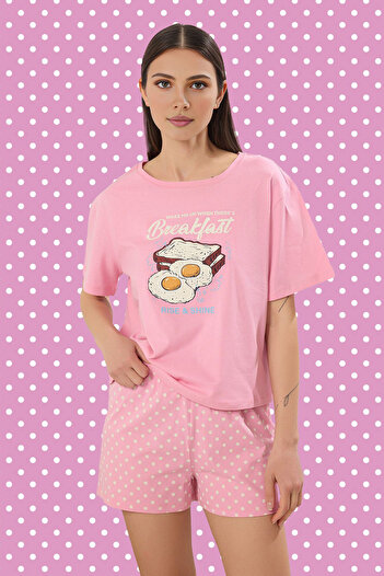 Trendyol Collection Rosa Baumwoll-Freizeit-Strickpyjama-Set mit bedruckten Shorts THMSS25PT00361