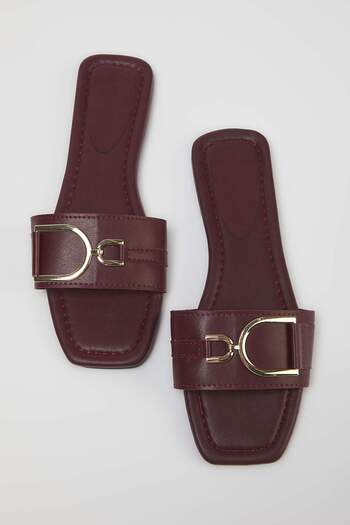 TRENDYOL SHOES Dámske papuče Claret Red s detailom kovového príslušenstva TAKSS25TE00015