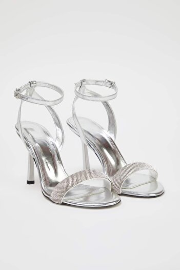 TRENDYOL SHOES Silver Stone Mandelzehen-Damen-Abendkleid-Sandalen mit dünnem Absatz TAKSS25TO00049