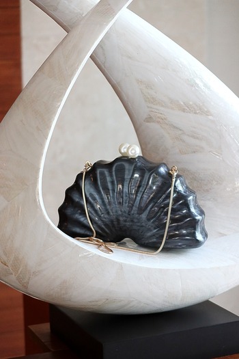 Moom Bag Women's Black Acrylic Oyster Chain Shoulder Bag