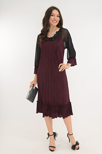 Vanessa Line RO Elegant dark blue dress with embroidery at the neckline