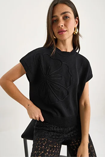 Bianco Lucci Women's Three-Dimensional Flower Embroidered Loose Sweater 20258013