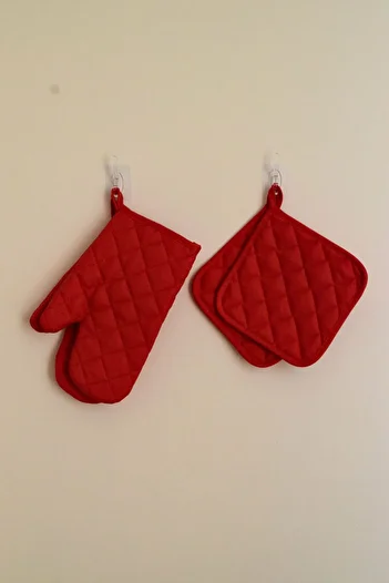 Lio20 Fireproof Heat Resistant Oven Pot Gloves and Holder Set (2+2)-15 Seconds 250 ° C Protection-Red