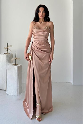 Serica Moda Μπεζ στήθος με πέτρινη λεπτομέρεια Draped Slit Satin βραδινό φόρεμα