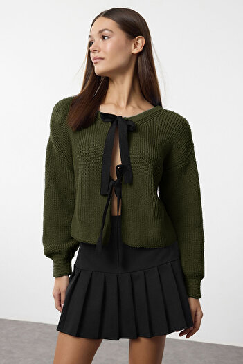 Trendyol Collection Khaki Crop Top-Down Two Ways Wear Trousers with Details.
