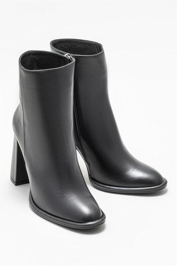 Elle Shoes Μαύρα δερμάτινα γυναικεία μποτάκια με τακούνι