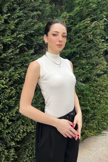 la & vetta White Sleeveless Stand Collar Body
