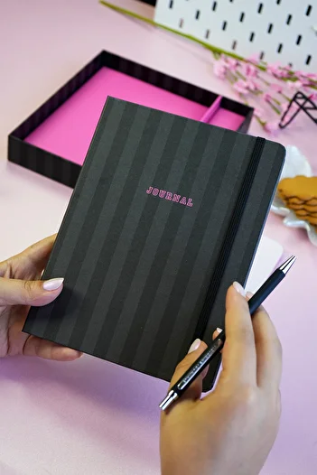 Victoria's Journals مجموعة مكونة من دفتر ملاحظات مسطر بغطاء صلب مقاس A5 وقلم حبر جاف بجسم معدني.