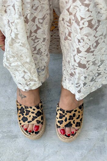 Shoebutik Γυναικείες παντόφλες Anastacia Κίτρινες Μαύρες Ζωώδες Μοτίβο Στριφτό Σόλα Ψάθινες Τακούνες
