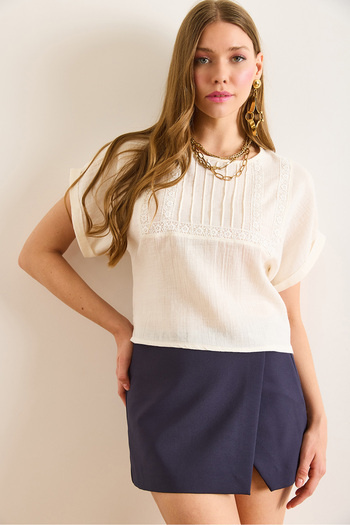 Olalook Γυναικεία λευκή δαντέλα με λεπτομέρεια Crop Muslin Μπλούζα BLZ-19003056