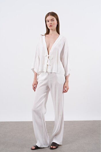 Trendyol Collection Weiße Kimono-Bluse und Hose zum Binden mit gewebtem Boden – Oberteil-Set TWOSS25AU00124