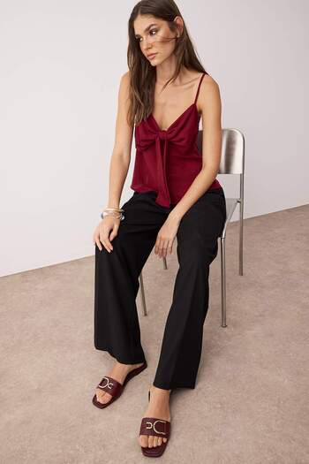 TRENDYOL SHOES Dámske papuče Claret Red s detailom kovového príslušenstva TAKSS25TE00015