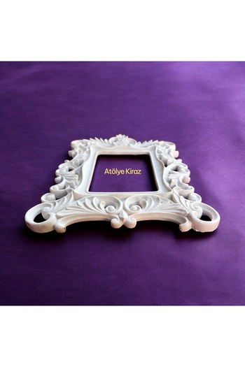 Atölye Kiraz Kenarları Çelenk Motifli Beyaz Dekoratif Polyester Çerçeve - 24,5x34x1,5 cm