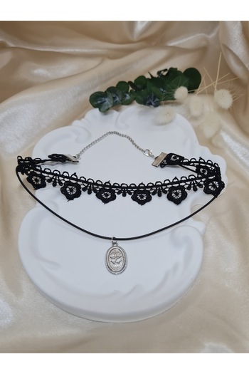 ZEYM Double Choker Necklace with Black Lace and Locket Detail – Adjustable Gothic Model