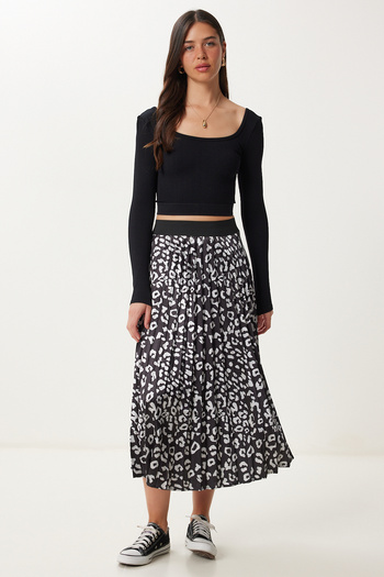 Happiness İstanbul Schwarzer Ecru-Faltenrock aus Satin für Damen PB00055