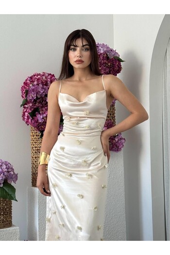 Julidress Κρεμ 3D λουλούδι με λεπτομέρεια με επένδυση Degaje γιακά Midi μήκους Premium σατέν φόρεμα
