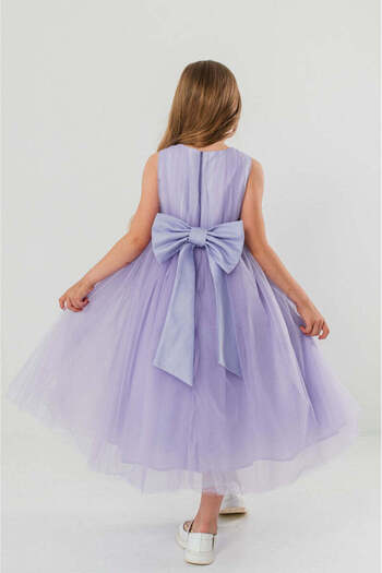 SOLLUXE JASMINE – Rochita de ocazie din tulle fin cu saten si drapaje cu funda decorativa, lavanda, 134