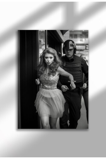 21mxm Vintage Photography Poster, Feminist Street Style, Black & White Canvas, Rebel Muse 2025
