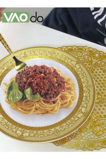 VAODO 20PCS Porcelain Dinner Set Including Dinner Plates Knife Fork Spoon Insulated Placemat