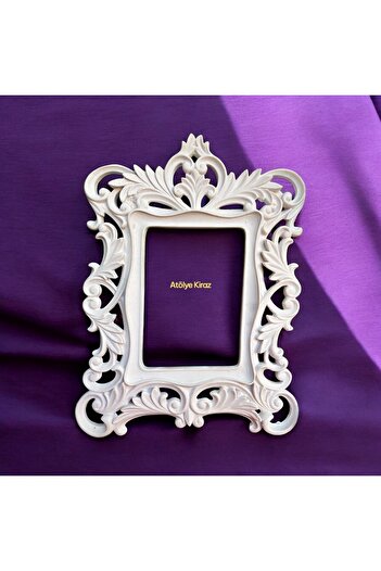 Atölye Kiraz Kenarları Çelenk Motifli Beyaz Dekoratif Polyester Çerçeve - 24,5x34x1,5 cm