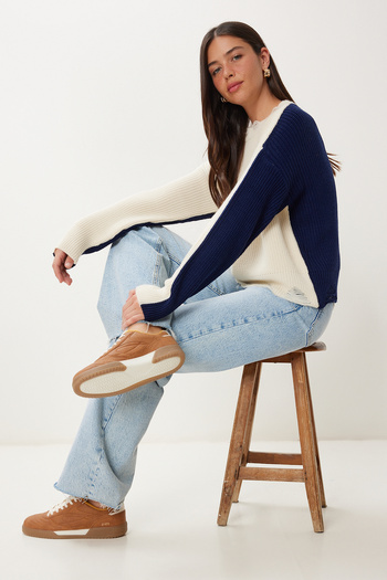 Happiness İstanbul Women's Cream Navy Blue Contrast Color Ripped Detailed Knitwear Sweater Ki̇00135