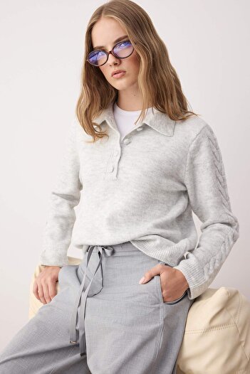 Trendyol Collection Tricotaj detaliat din împletitură de păr cu textura moale gri Pulover TWOAW26KZ00003